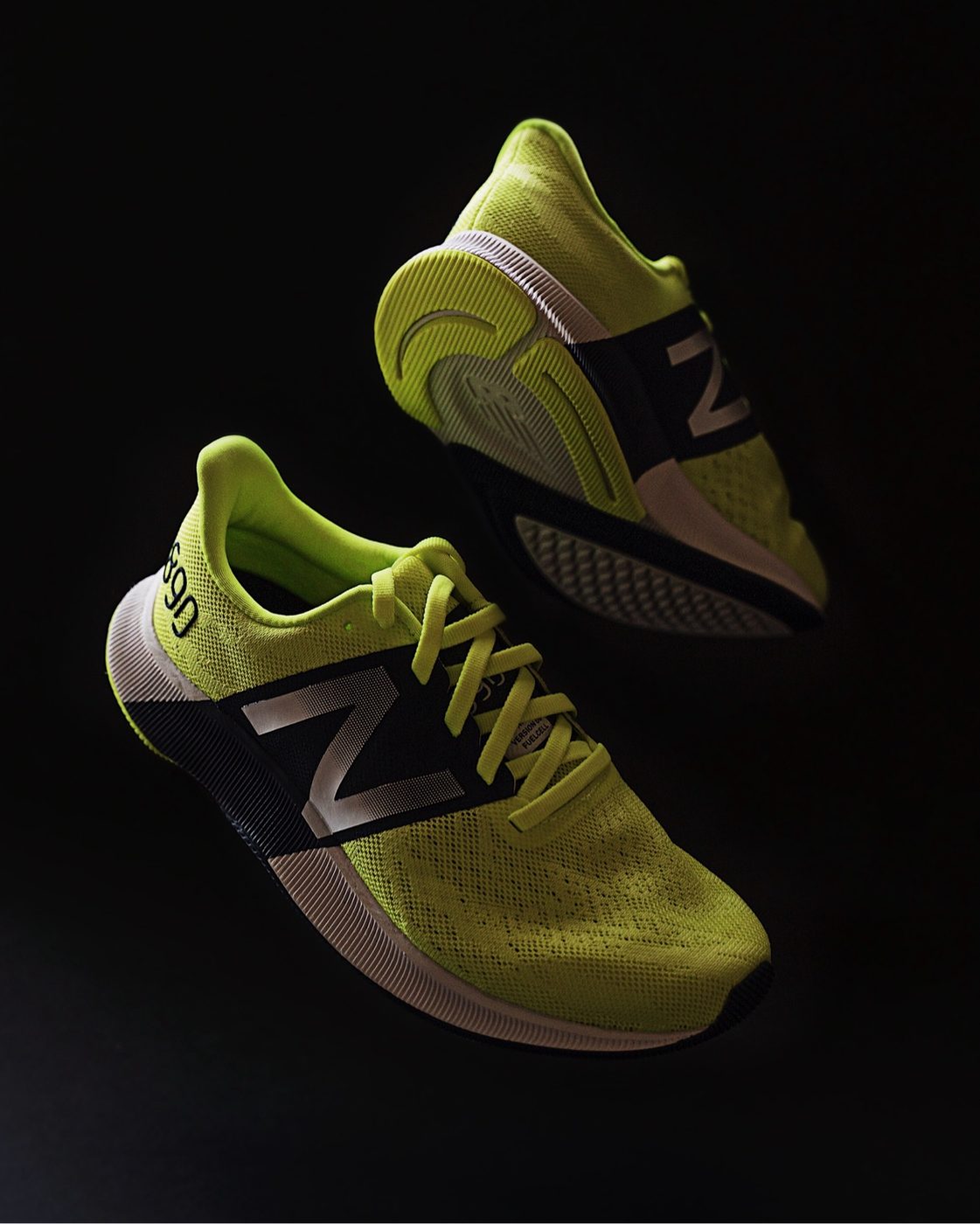 New Balance 890 floating product shot